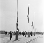 126539 Afbeelding van het hijsen van de vlaggen ter gelegenheid van de officiële opening van het recreatiecentrum bij ...